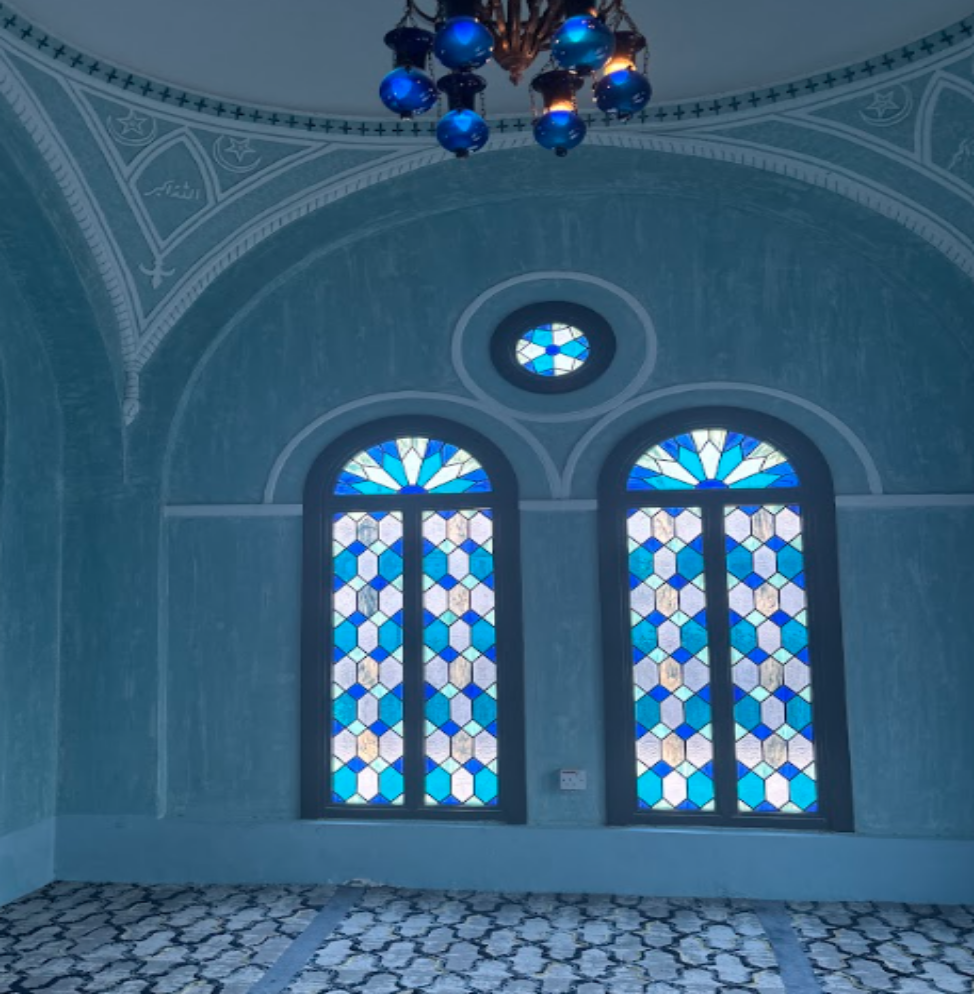 الزجاج الأزرق المستخدم في نوافذ مسجد أدونيس