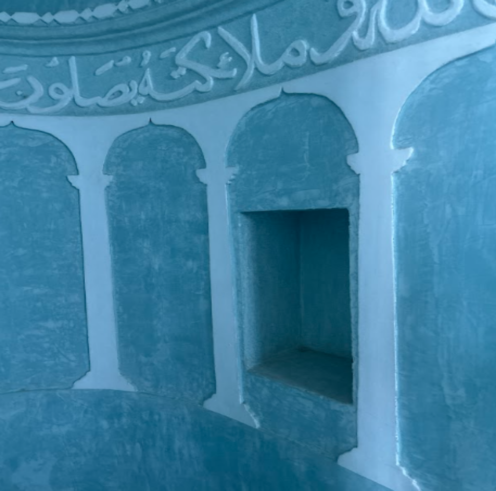 الكوة المعمارية داخل محراب مسجد أدونيس
