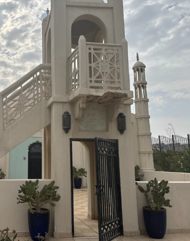 سقوط الجزء السفلي من المنبر وانكشاف بنيته الداخلية