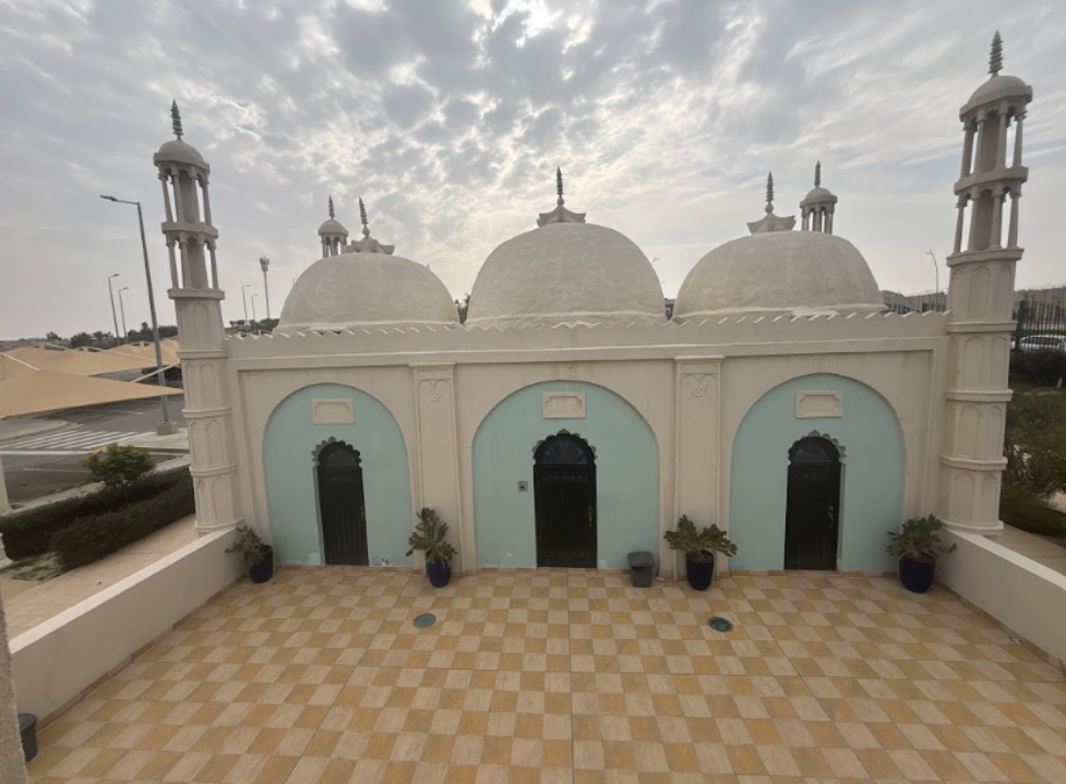 الساحة الداخلية المؤدية للمصلى في مسجد أدونيس