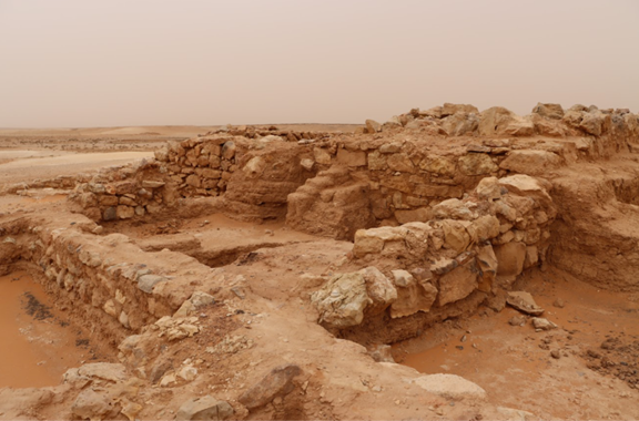 جدران حجرية متبقية في منزل الشيحيات