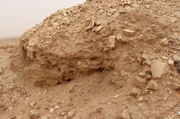 تفكك التربة والعناصر البنائية نتيجة العوامل البيئية في موقع منزل الشيحيات