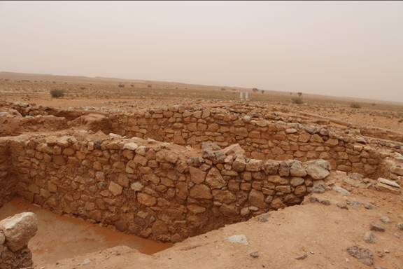 بقايا جدران حجرية في موقع منزل الشيحيات