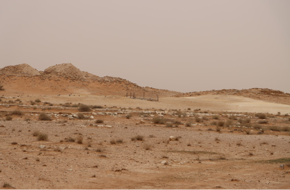 الطبيعة الصحراوية والطرق غير المعبدة المؤدية إلى موقع منزل الشيحيات