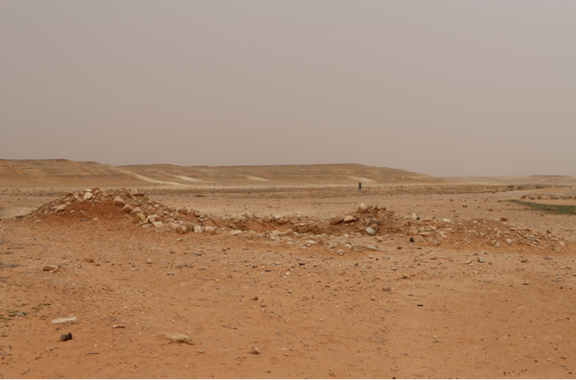 بقايا منشآت مطمورة جزئيًا بالرمال في موقع منزل الشيحيات