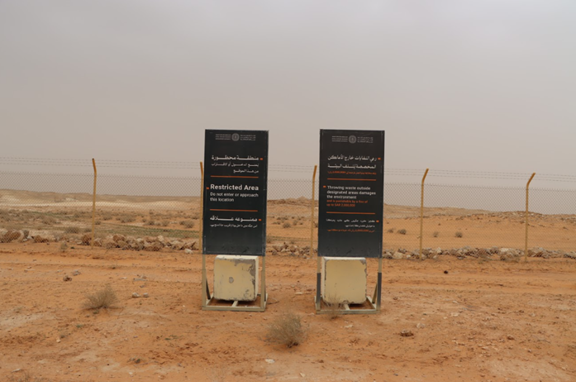 لوحات تحذيرية وإرشادية عند موقع منزل الشيحيات لتنظيم الزيارة والحفاظ على الموقع