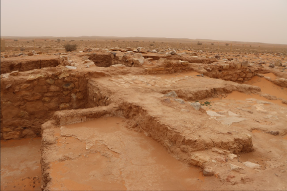 بقايا أساسات مبنى أثري في موقع منزل الشيحيات