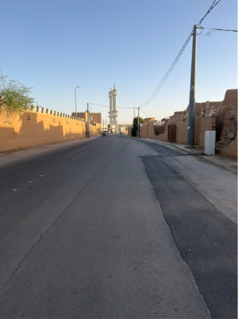 الشارعان الرئيسان في وسط القرية