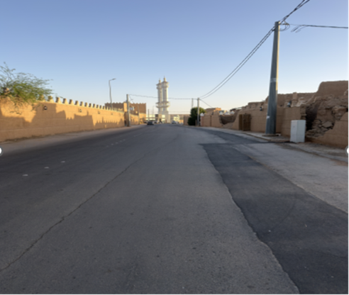 الطرق المعبدة لتسهيل الحركة في القرية