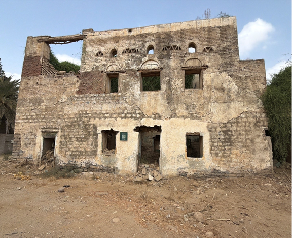 الزخارف الأربع كما تظهر في أعلى الواجهة