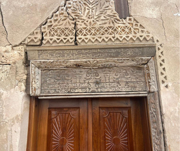 الزخارف الهندسية فوق أحد المداخل