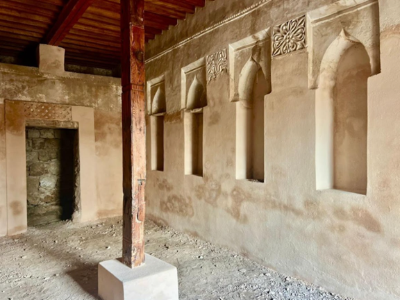 الجدران الداخلية الحاضنة للتجاويف المدببة والنقوش الزخرفية