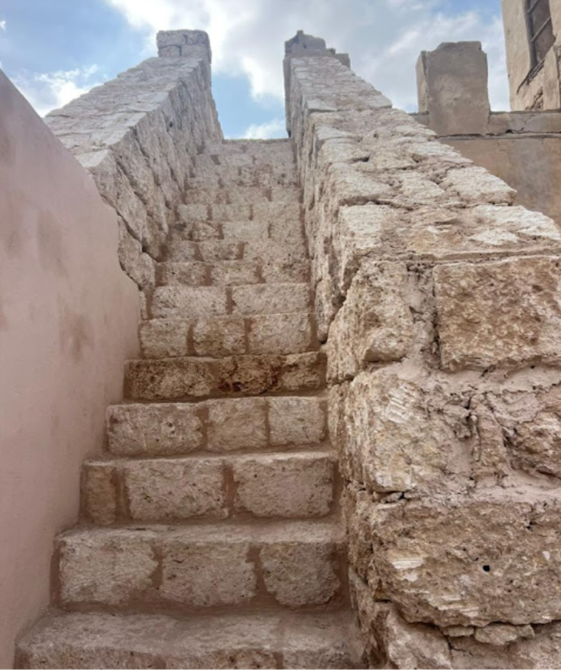 الدرج الخارجي الموصل للمبنى العلوي