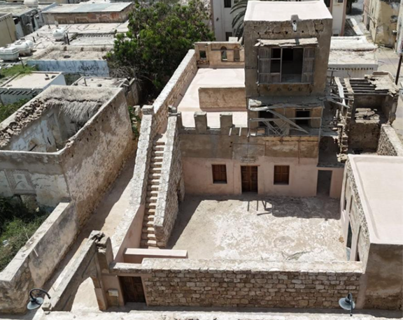 المسار الداخلي والساحة المفتوحة