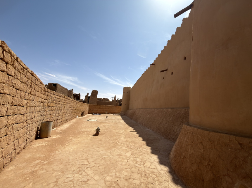 الخندق المحيط بالقصر من 3 جهات