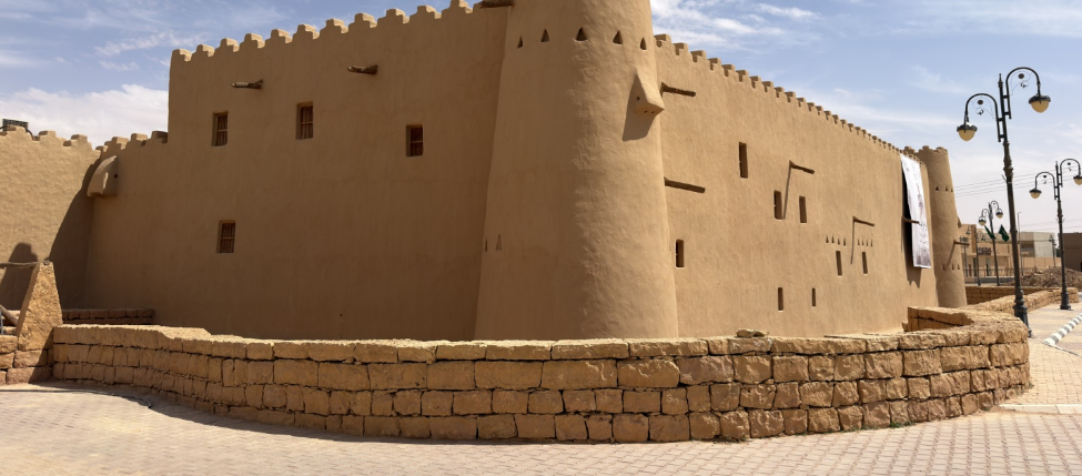 الجدار الحجري المتقن بالقصر