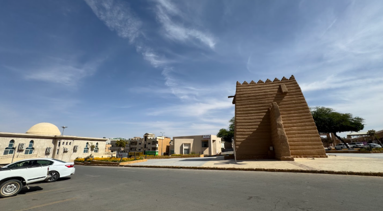الطرق المعبدة المؤدية لموقع باب القصر