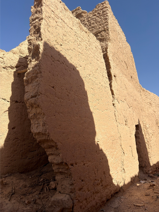 جدار آيل للسقوط في القرية التراثية بعودة سدير
