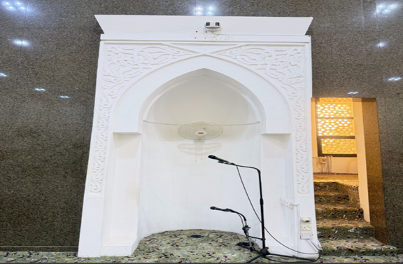 المحراب الذي يتوسط جدار القبلة
