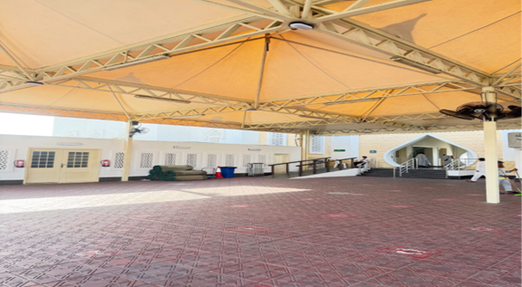 الساحة الخارجية لمسجد الجعرانة التي يتم استخدامها في استيعاب أعداد متزايدة من المصلين في مواسم العمرة