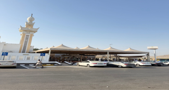 مواقف السيارات أمام مسجد الجعرانة ويوجد مواقف لذوي الاحتياجات الخاصة
