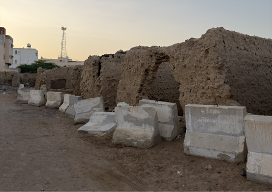 الحواجز الإسمنتية المحيطة بالسوق