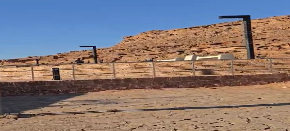 جزء من السياج المعدني الذي يحيط بئر سيسرا