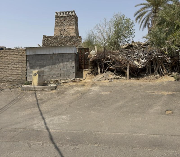 الطرق المعبدة المحيطة بالموقع