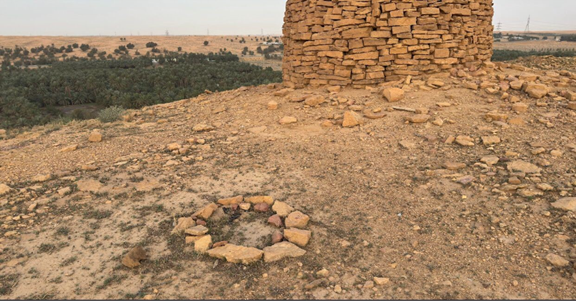 بقايا العناصر المعمارية في محيط برج الربيعية الشمالي