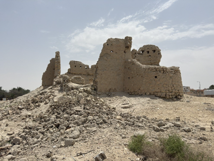 تآكل وضعف القواعد المعمارية مما أسفر عن انهيار جدران الموقع