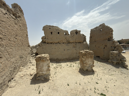 بقايا حجرات القصر