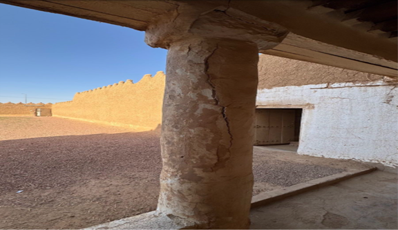اتساخ وتشققات سطح على العامود الطيني، ناجم عن سيلان المواد الطينية من الأجزاء العلوية للقصر