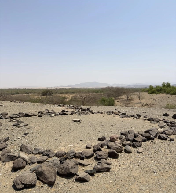 بقايا الدوائر الحجرية وبساطة التكوين المعماري