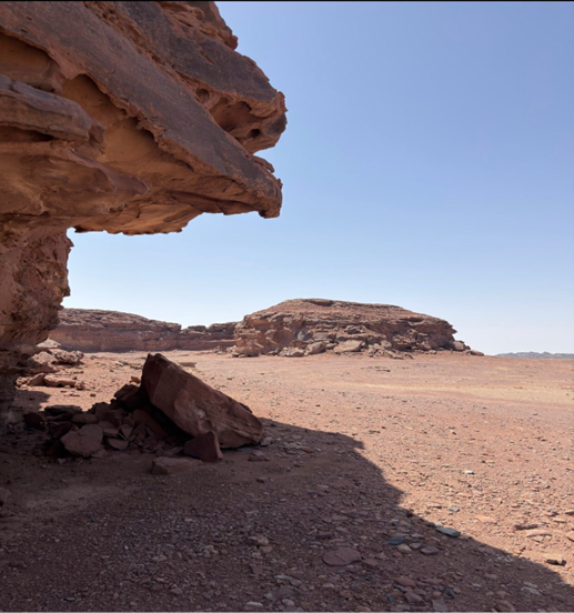 الحجر الرملي الأحمر المكون لجبل العهين
