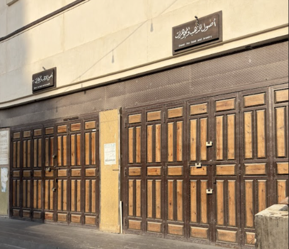 الأخشاب كعنصر جمالي يزين واجهات سوق الندى