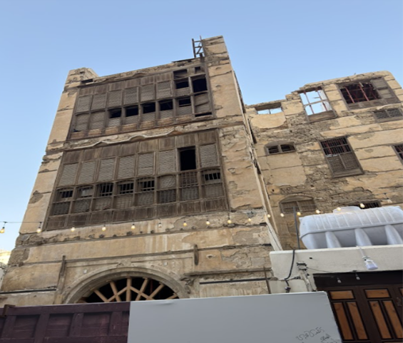 تآكل أخشاب النوافذ في بعض مباني سوق الندى