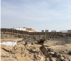 السياج الشبكي المحيط بالموقع