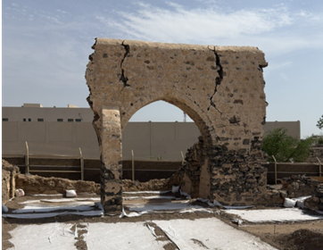 الواجهة المتبقية من المسجد الأثري المتهدم