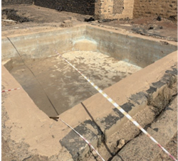 البركة المائية المستطيلة الموجودة بجوار القلعة