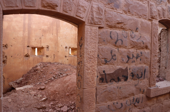 الكتابة العشوائية وتدهور الجدران في مبنى محطة قرين الغزال