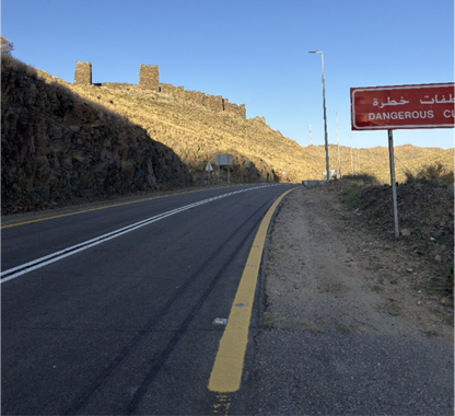 الطرق المعبدة المحيطة بالموقع