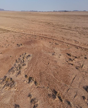 السياج المعدني المحيط بالموقع