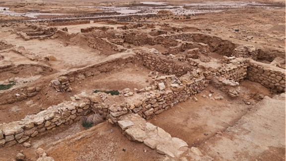 آثار لأبنية سكنية من الموقع