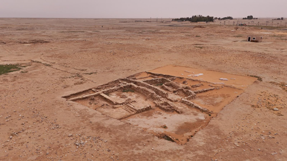آثار لأبنية سكنية من الموقع