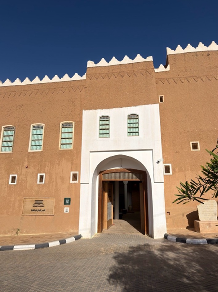 المدخل الرئيس للقصر