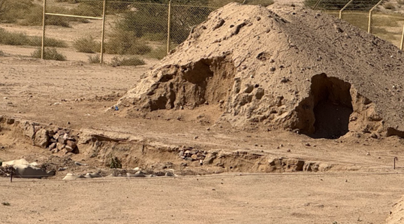 حفر في إحدى التلال نتيجة عوامل التعرية