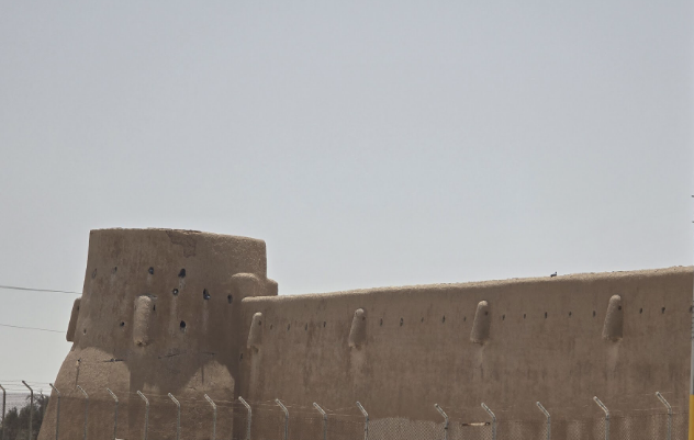 فتحات الرماية المتوزعة على جدران الموقع