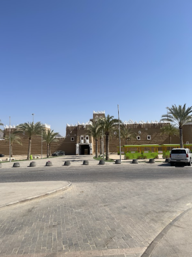 الطرق المعبدة المؤدية للقصر