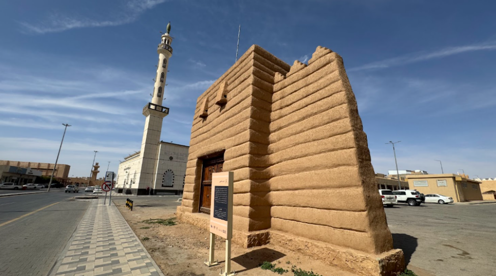 الطرق المعبدة المحيطة بباب البوطة التراثي