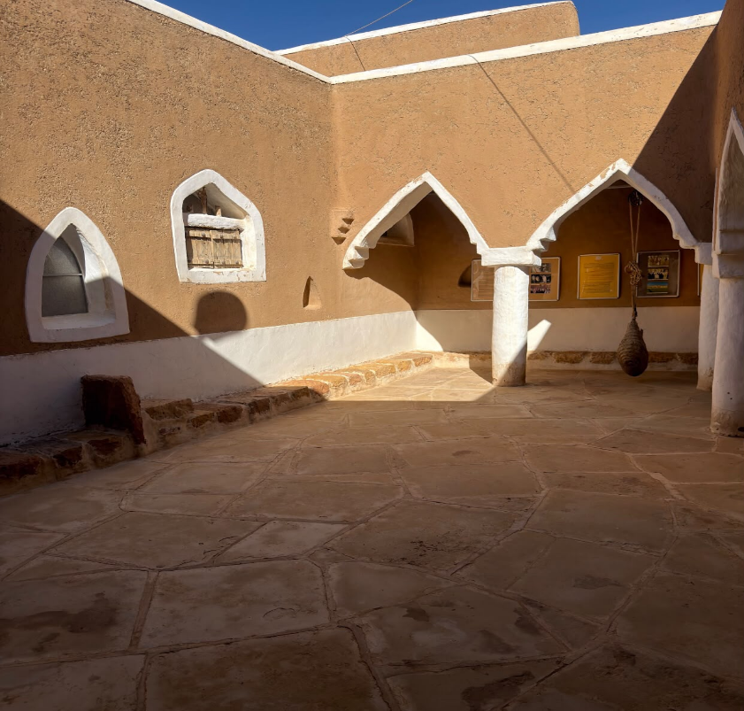 الساحة المكشوفة في الدور السفلي